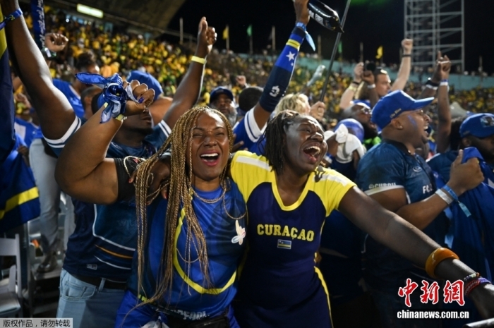 图为库拉索队球迷庆祝晋级世界杯。 图为库拉索队球迷庆祝晋级世界杯。