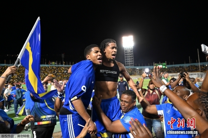图为库拉索队球员与球迷共同庆祝晋级世界杯。 图为库拉索队球员与球迷共同庆祝晋级世界杯。